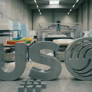 3D-Buchstaben aus Styropor mit glatter GFK-Beschichtung