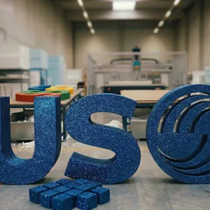 3D-Buchstaben aus Styropor mit blauem Glitter-Finish