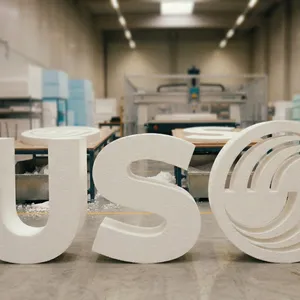 3D-Buchstaben und Logo aus Styropor in weißer Rohform in Werkstatt