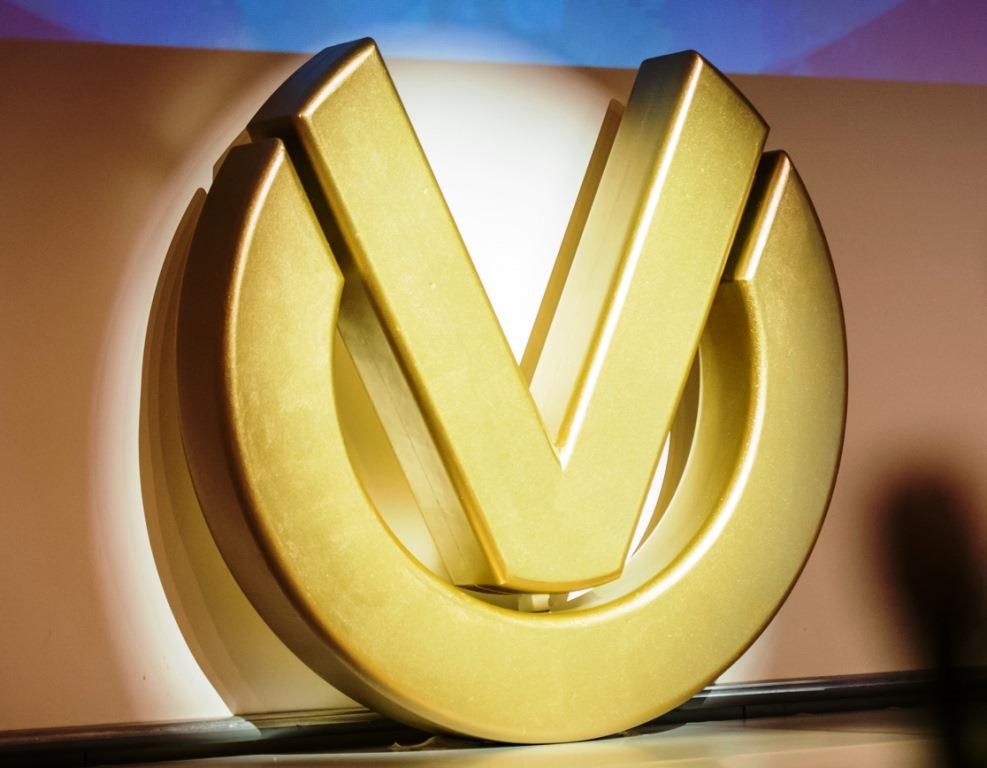 3D-Logo der DVAG aus CNC-gefrästem Hartschaum mit Goldoptik