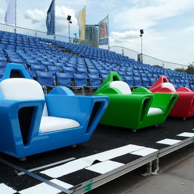 CNC-gefräste Formel-1-Rennsitze aus Hartschaum für Event-Tribüne