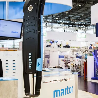 Überlebensgroßes Martor-Sicherheitsmesser aus CNC-gefrästem Hartschaum für Messestand