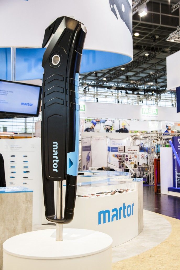 Überlebensgroßes Martor-Sicherheitsmesser aus CNC-gefrästem Hartschaum für Messestand