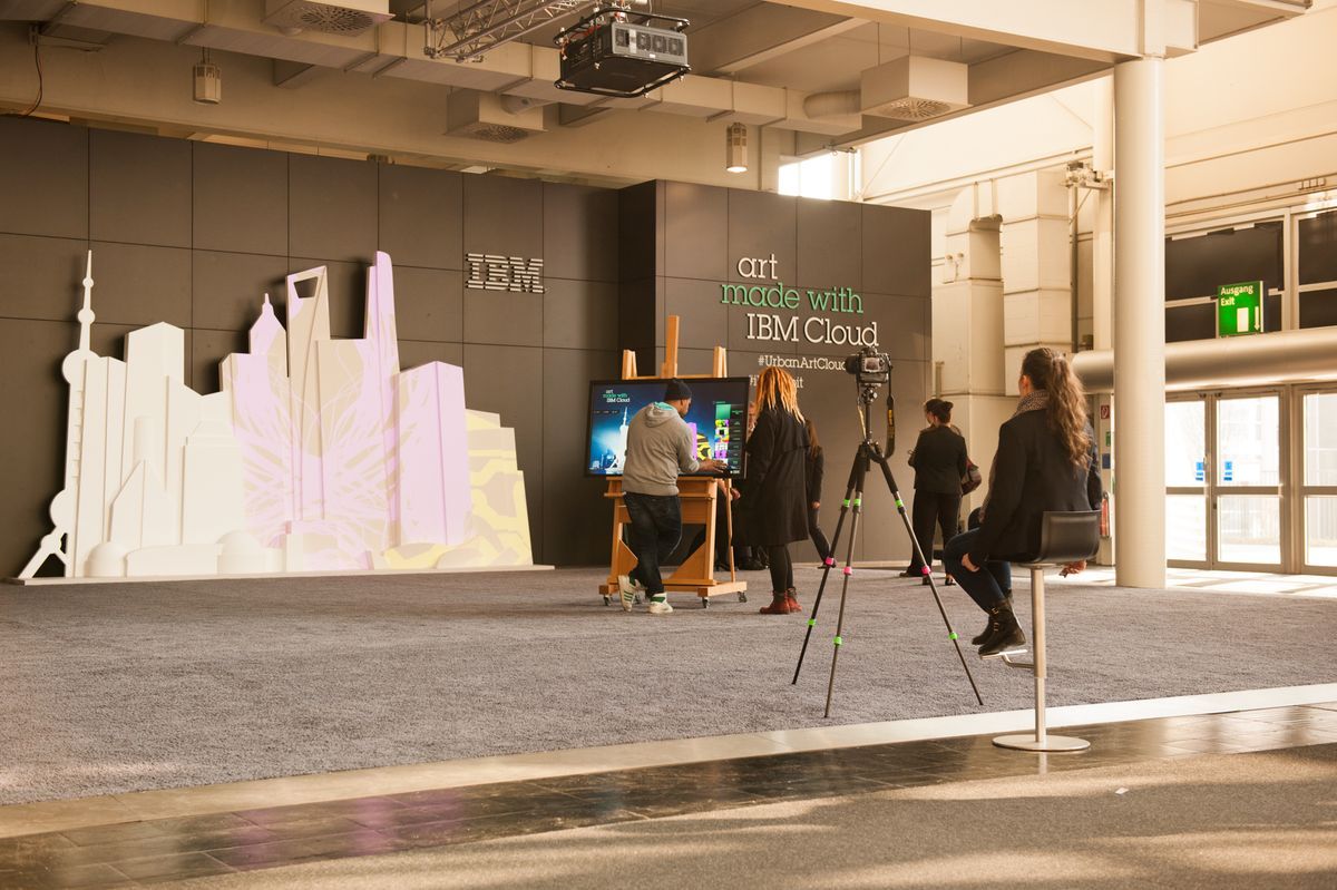 Skyline-Kulisse aus Hartschaum für Projection Mapping auf IBM-Messestand