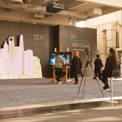Skyline-Kulisse aus Hartschaum für Projection Mapping auf IBM-Messestand