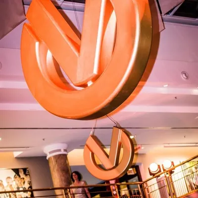 Schwebendes 3D-Logo aus CNC-gefrästem Hartschaum mit Aufhängung