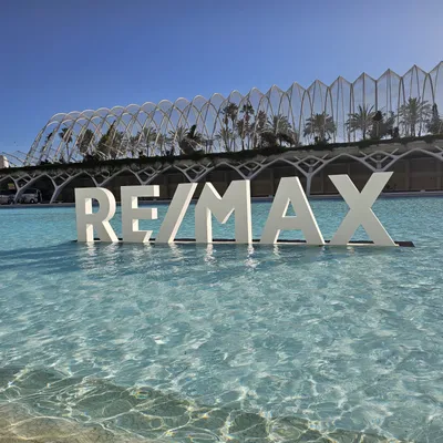 RE/MAX 3D-Buchstaben aus CNC-gefrästem Hartschaum im Wasserbecken