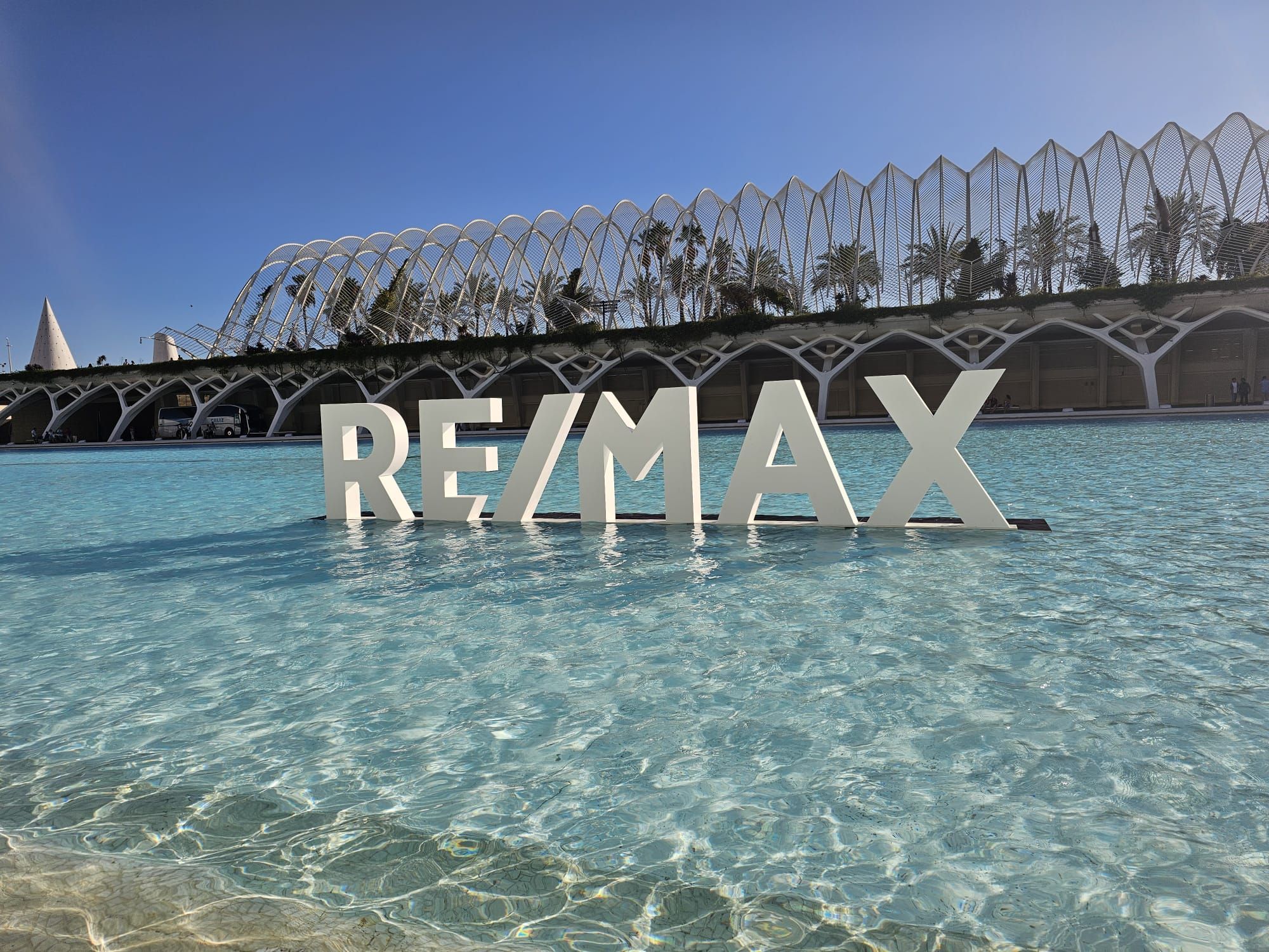RE/MAX 3D-Buchstaben aus CNC-gefrästem Hartschaum im Wasserbecken