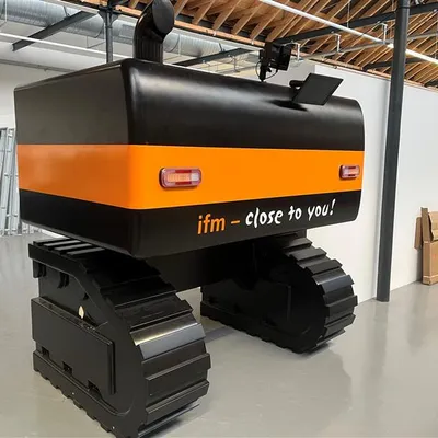 Maßstabsgetreues Bagger-Modell aus Hartschaum für ifm-Messestand