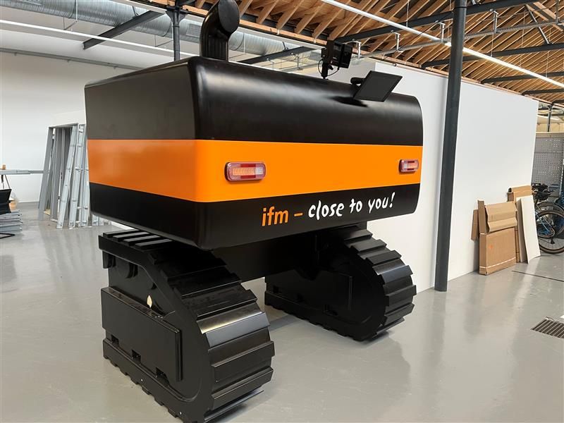 Maßstabsgetreues Bagger-Modell aus Hartschaum für ifm-Messestand