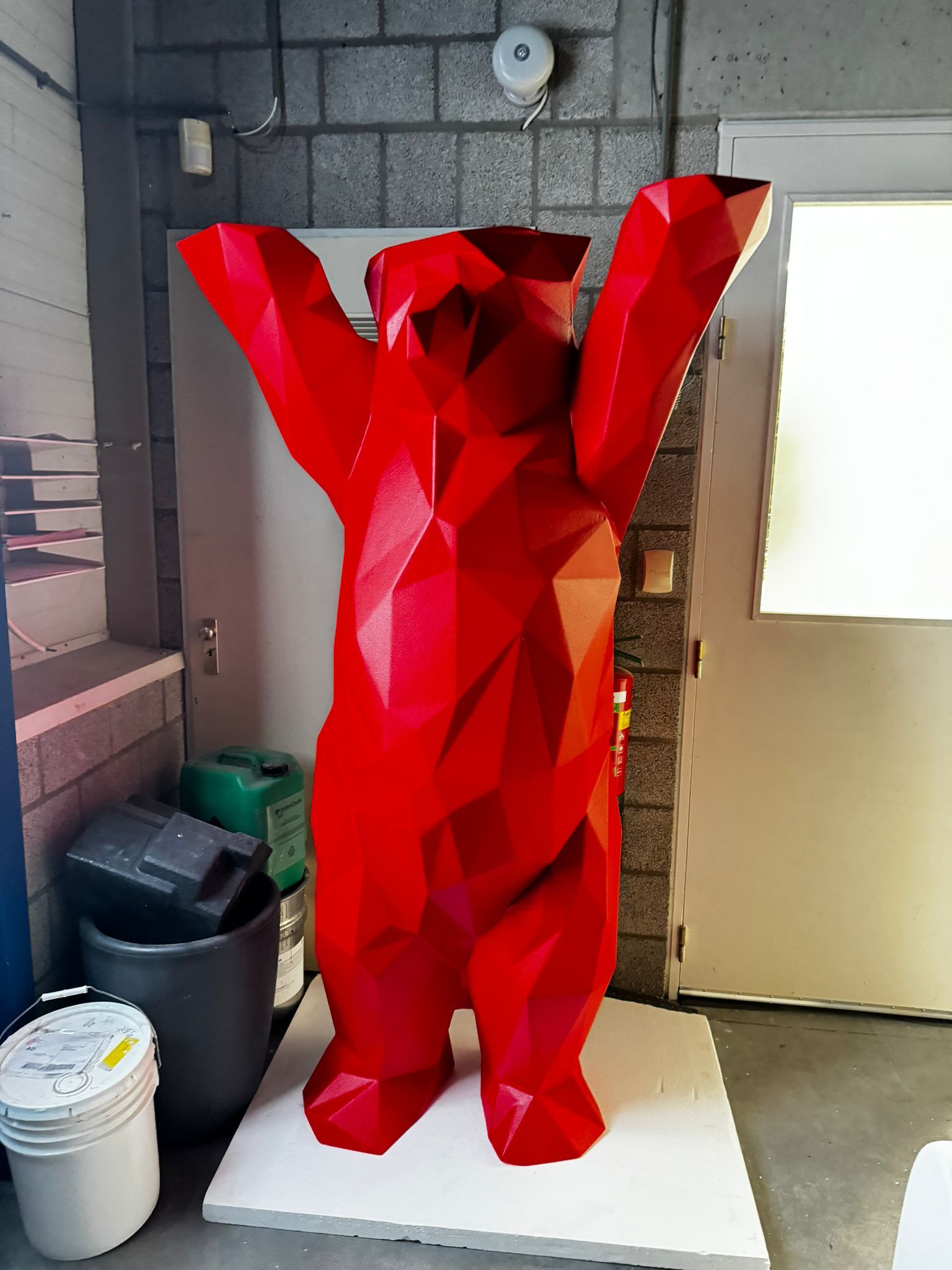 Geometrische Bärenskulptur aus CNC-gefrästem Hartschaum mit Lackierung