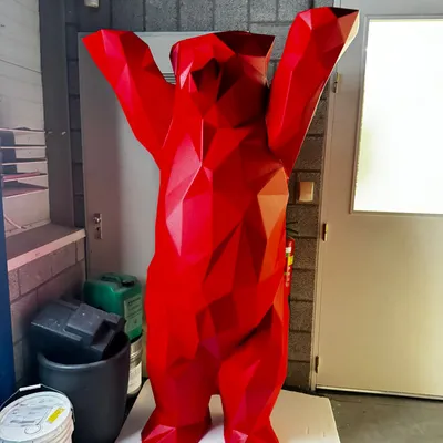 Geometrische Bärenskulptur aus CNC-gefrästem Hartschaum mit Lackierung