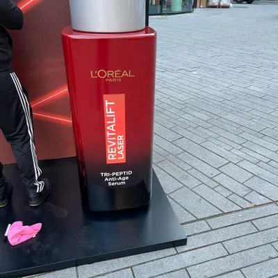 Überlebensgroße L'Oréal-Produktnachbildung als XXL-Werbeobjekt