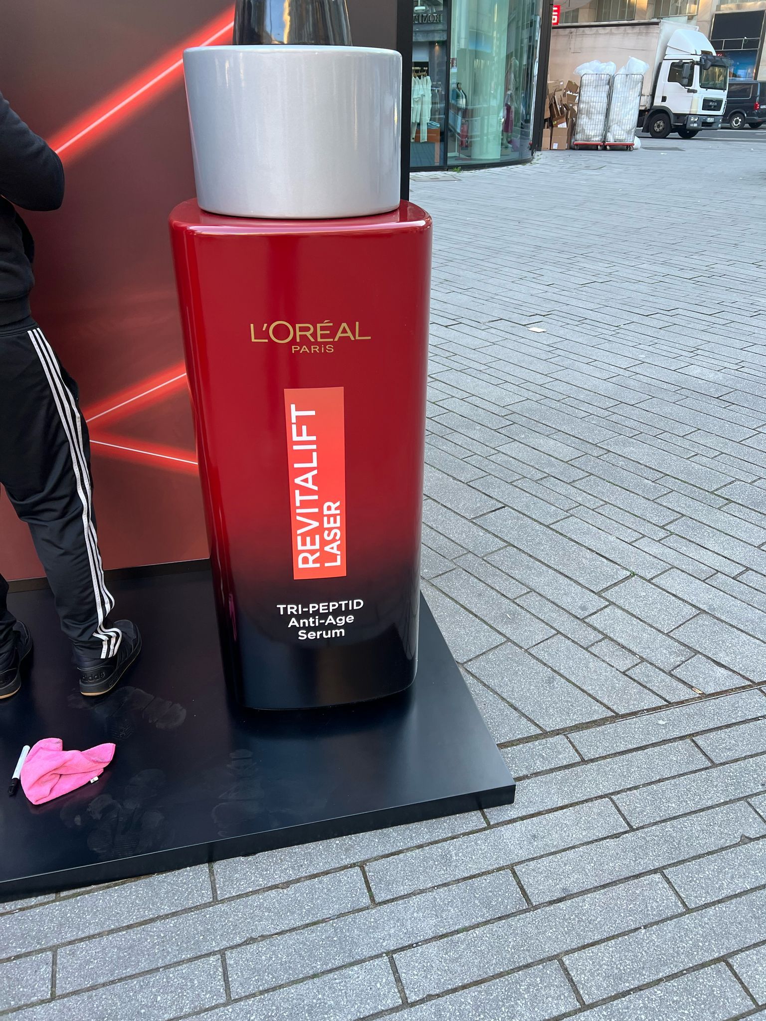 Überlebensgroße L'Oréal-Produktnachbildung als XXL-Werbeobjekt