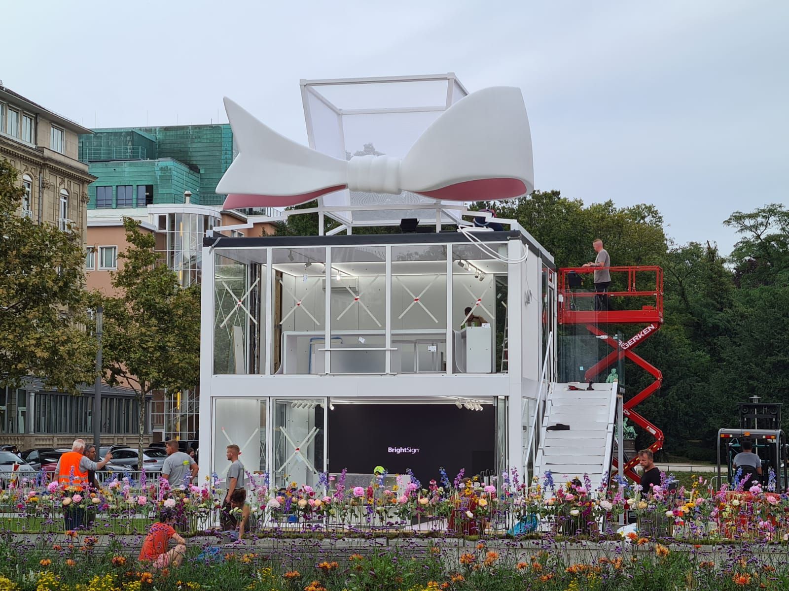 XXL-Schleife aus Hartschaum als Installation auf Gebäudefassade