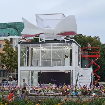 XXL-Schleife aus Hartschaum als Installation auf Gebäudefassade