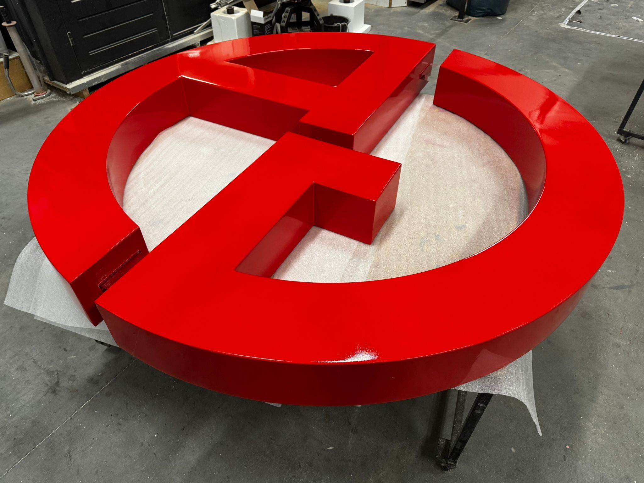 Großformatiges 3D-Markenlogo mit 1200 mm Durchmesser in Hochglanz-Rotlackierung