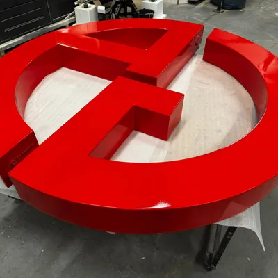 Großformatiges 3D-Markenlogo mit 1200 mm Durchmesser in Hochglanz-Rotlackierung