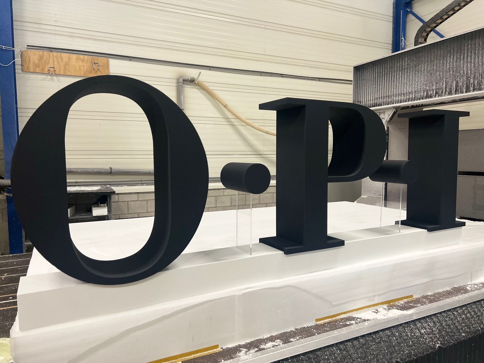XXL-3D-Buchstaben aus CNC-gefrästem Hartschaum mit matter Schwarzlackierung
