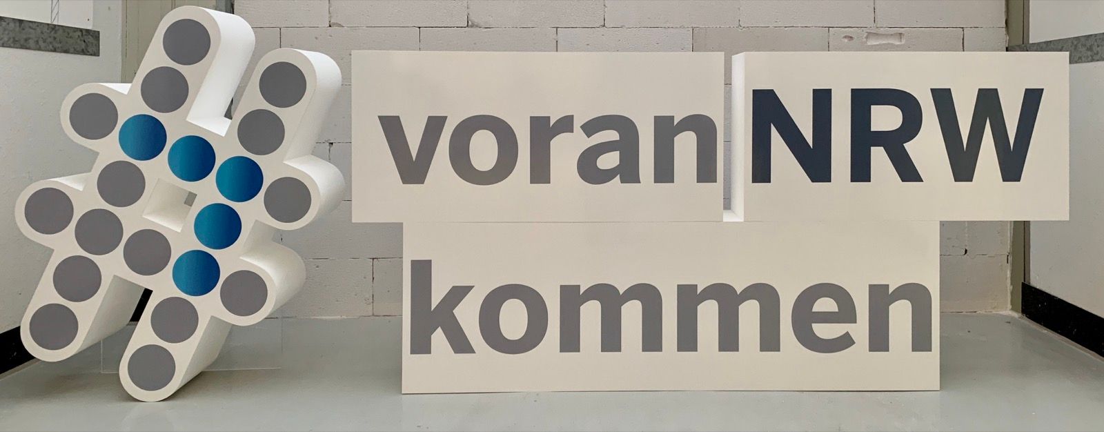 3D-Hashtag und Schriftzug aus CNC-gefrästem Hartschaum für NRW-Kampagne