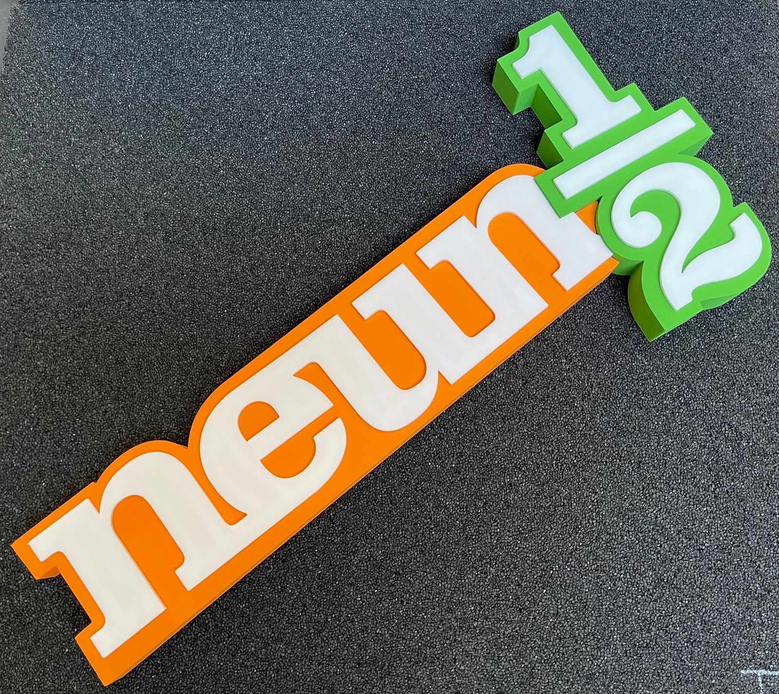 Farbige 3D-Buchstaben aus CNC-gefrästem Hartschaum mit Mehrfarblackierung