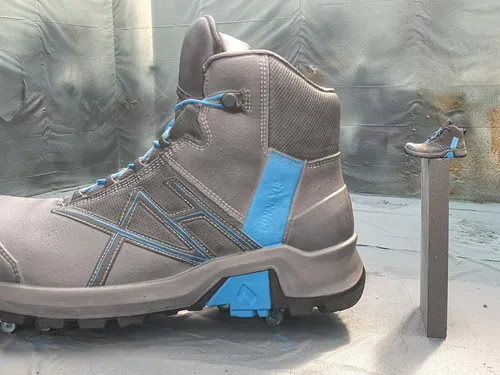 Fertiger XXL-Sicherheitsschuh aus CNC-gefrästem Hartschaum mit detailgetreuer Lackierung