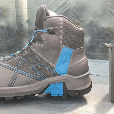 XXL-Sicherheitsschuh aus CNC-gefrästem Hartschaum mit detailgetreuer Lackierung