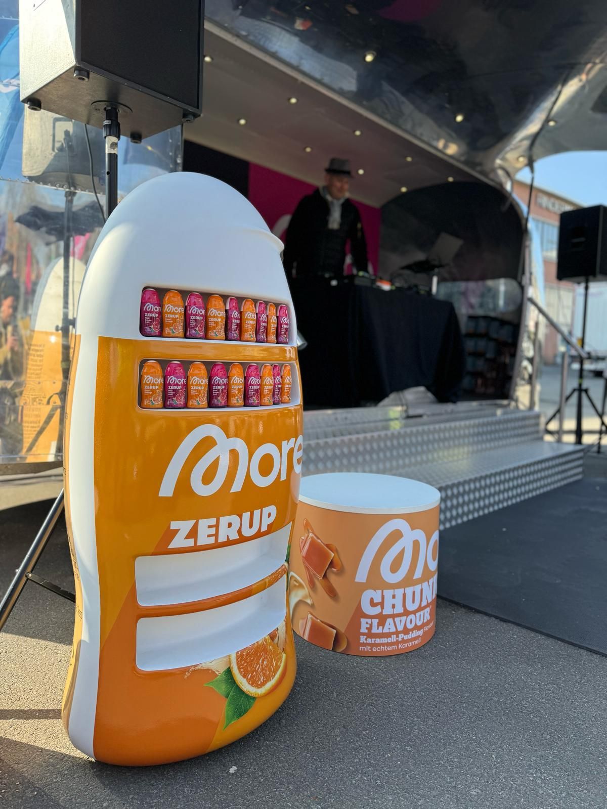 Übergroße Produktnachbildung einer Getränkeflasche als Verkaufsdisplay auf Event