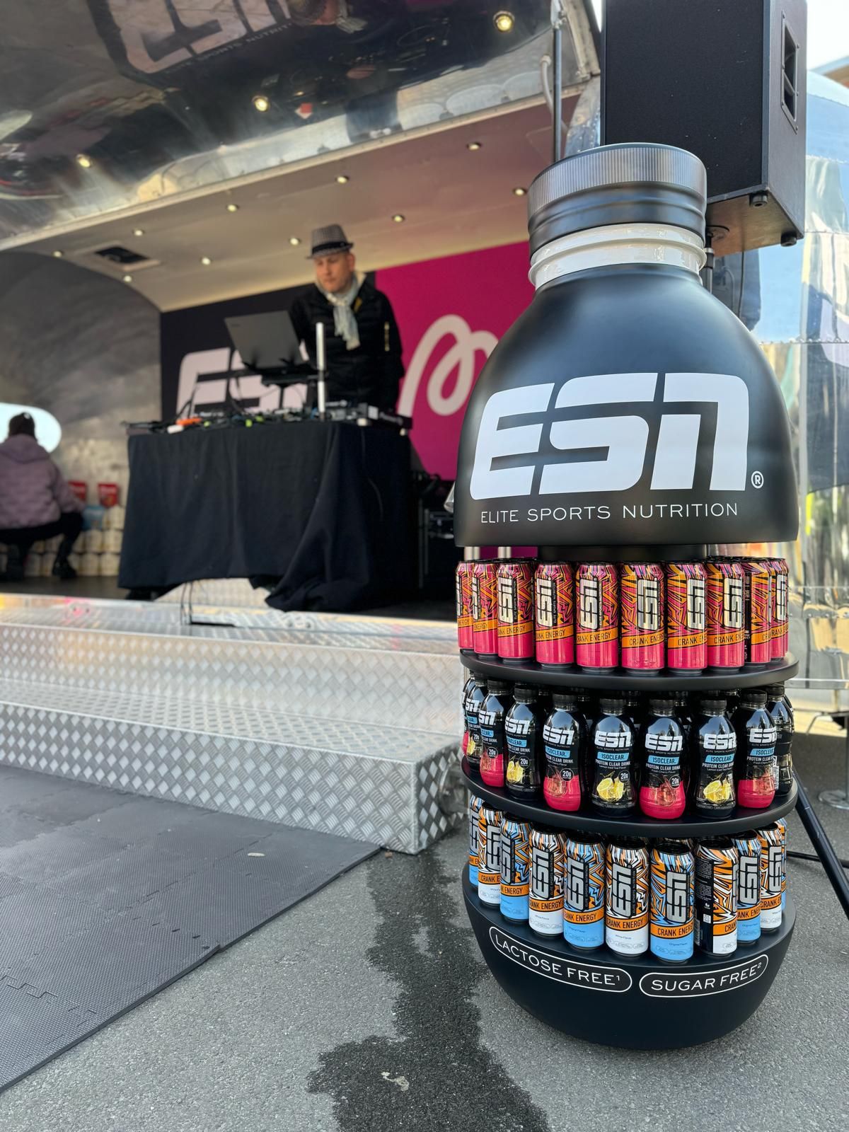 Übergroße ESN-Produktflasche aus Hartschaum als Verkaufsdisplay auf Messe