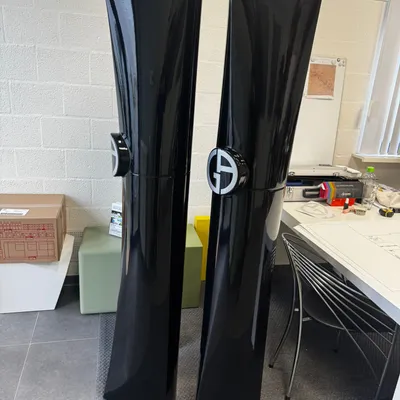 Zwei übergroße Parfümflakons aus Hartschaum mit Hochglanz-Schwarzlackierung