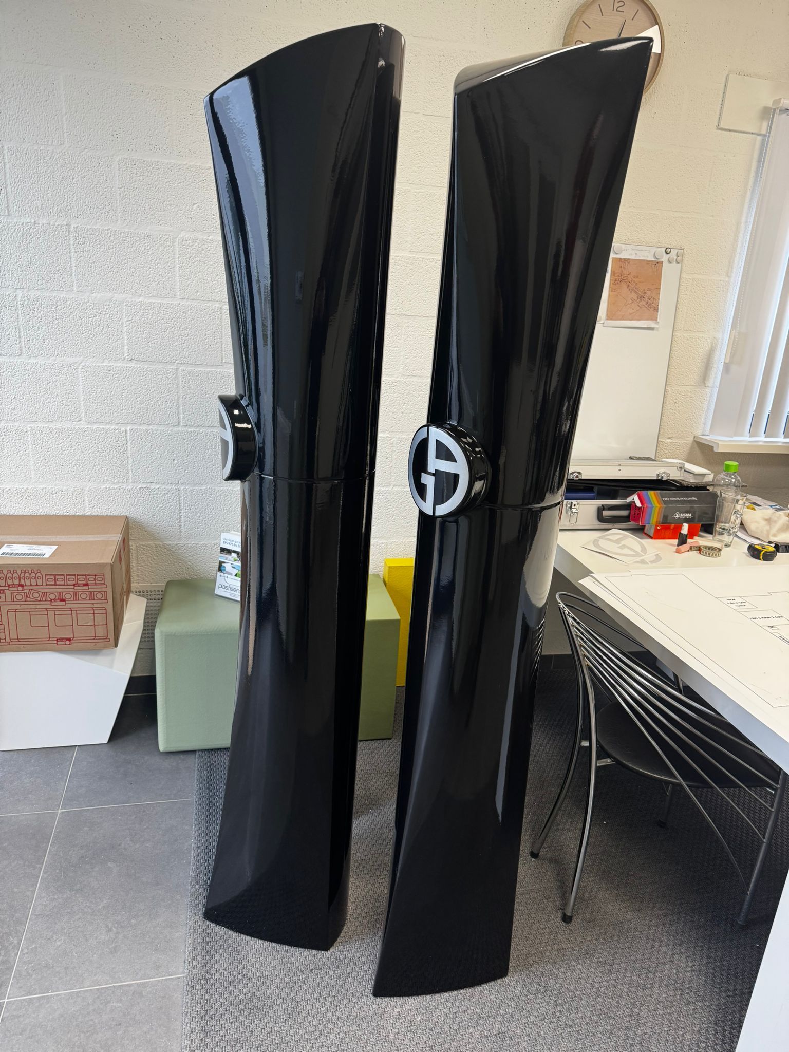 Zwei übergroße Parfümflakons aus Hartschaum mit Hochglanz-Schwarzlackierung