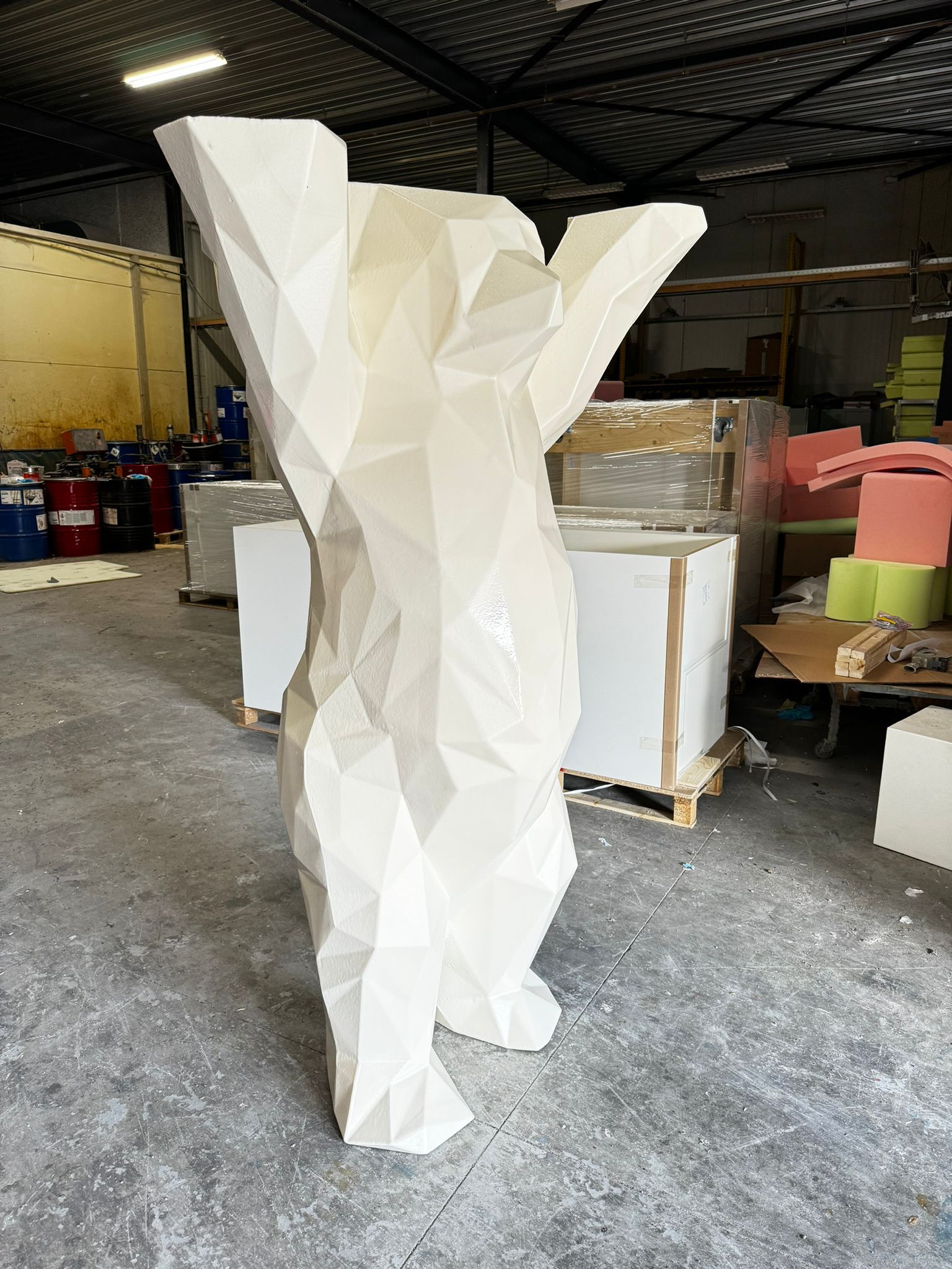 Geometrische Low-Poly-Bärenskulptur aus CNC-gefrästem Hartschaum in Weiß