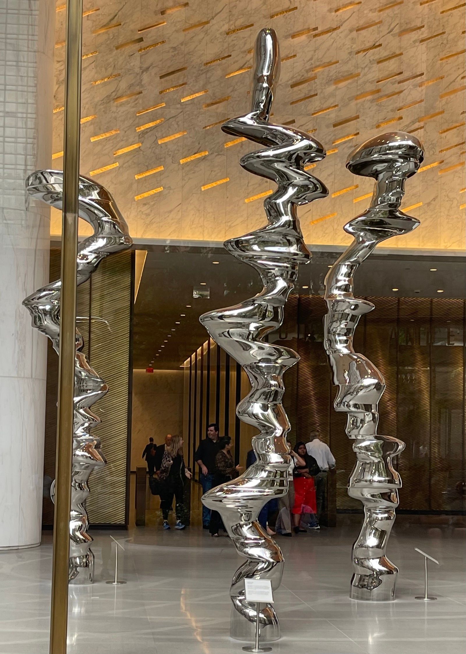 Verspiegelte Spiralskulpturen aus Hartschaum mit Chrombeschichtung in Gebäudefoyer