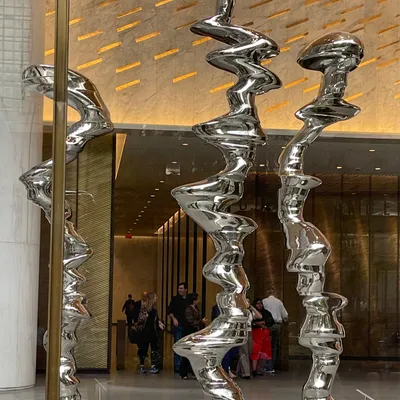 Verspiegelte Spiralskulpturen aus Hartschaum mit Chrombeschichtung in Gebäudefoyer