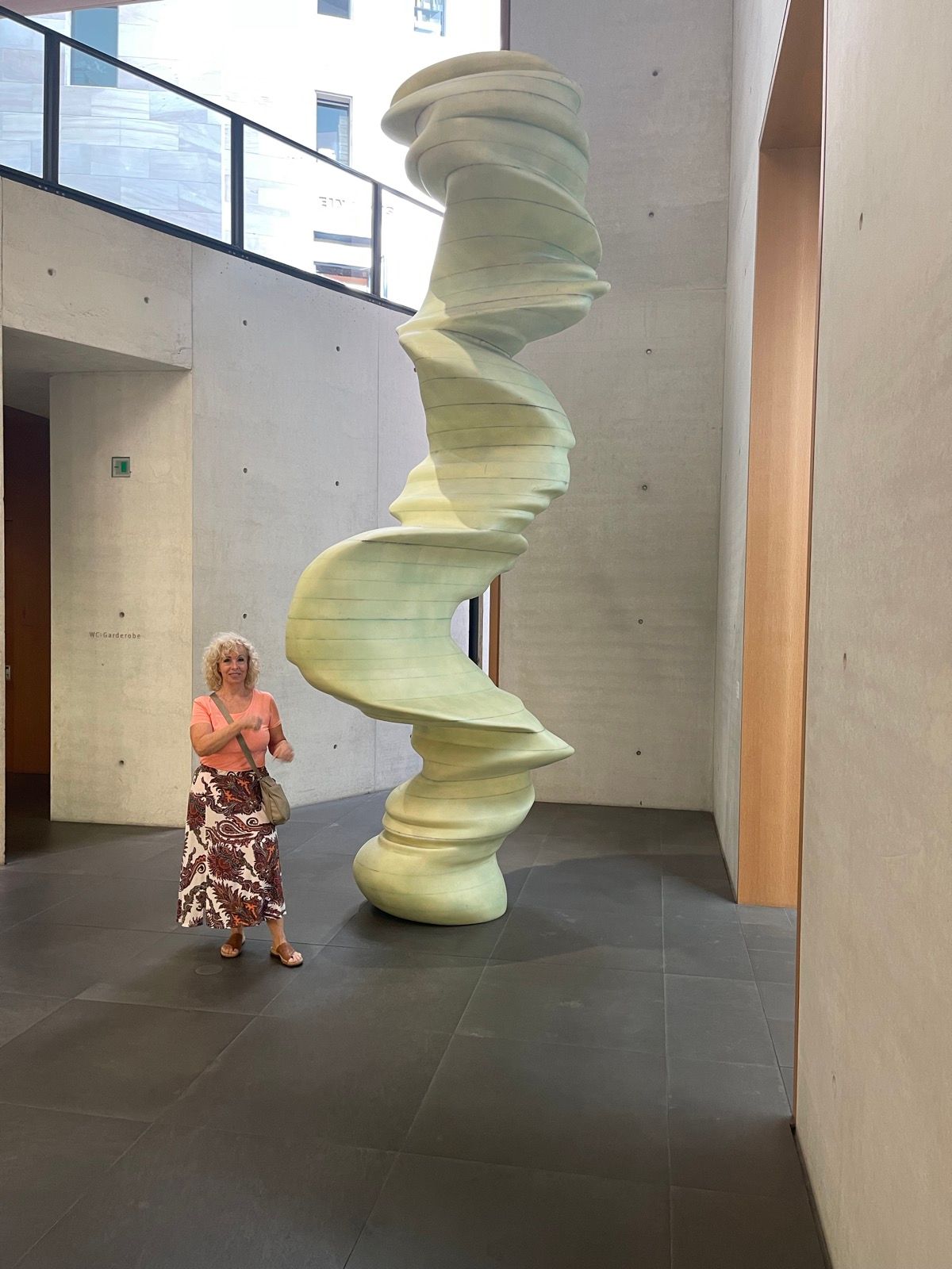 Große Spiralskulptur aus CNC-gefrästem Hartschaum mit patinierter Oberfläche in Galerie