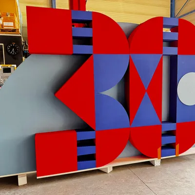 XXL-Jubiläumszahl aus CNC-gefrästem Hartschaum mit geometrischer Mehrfarblackierung