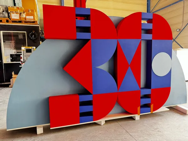 XXL-Jubiläumszahl aus CNC-gefrästem Hartschaum mit geometrischer Mehrfarblackierung in der Werkstatt