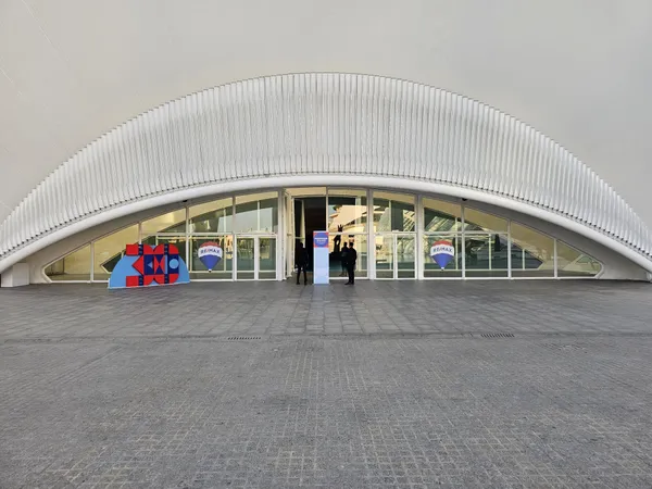 Installierte XXL-Jubiläumszahl als Eye-Catcher am Gebäudeeingang