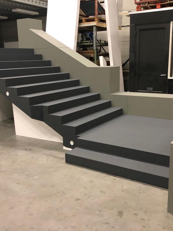 Detaillierte historische Gebäudefassade aus CNC-gefrästem XPS als Bühnenkulisse für eine Theaterproduktion.