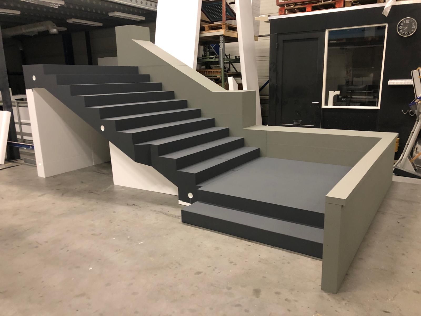 Bühnenkulisse mit Treppenaufgang aus CNC-gefrästem Hartschaum in der Werkstatt