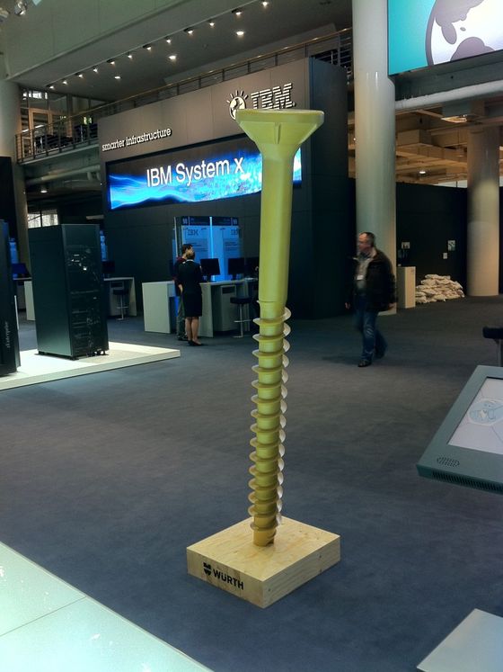 Überlebensgroße 3D-Schraube aus CNC-gefrästem EPS mit Polyurea-Beschichtung für den Würth-Messestand.